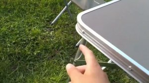 Туристический складной стол с четырьмя стульями, к котрому в наборе идет зонт