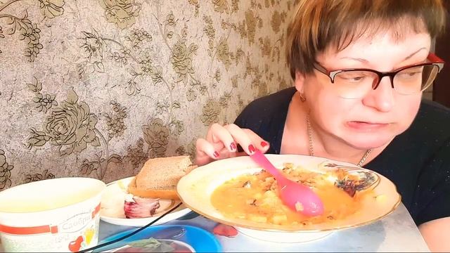 Пожрем/Щи из кильки,пробую впервые/майонез не помешал, с ним вкуснее/обжор на камеру/Мукбанг смотреть онлайн