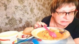Пожрем/Щи из кильки,пробую впервые/майонез не помешал, с ним вкуснее/обжор на камеру/Мукбанг