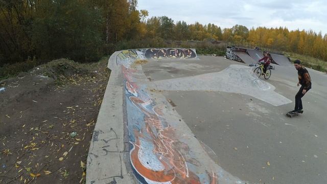 УЧУСЬ НОВЫЕ ТРЮКИ НА СКЕЙТЕ #скейтбординг смотреть онлайн