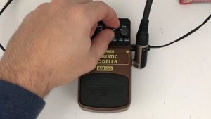 Behringer AM100 Acoustic Modeler com violão