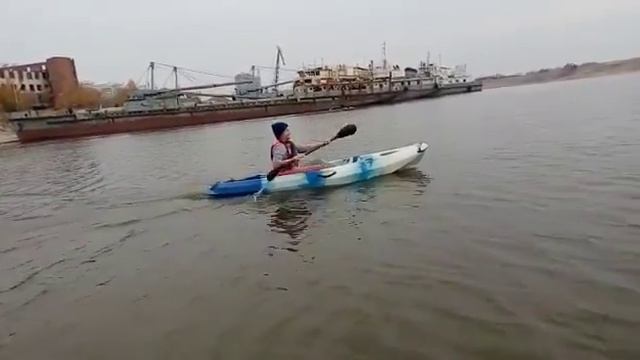 Девочка идёт на каяке смотреть онлайн