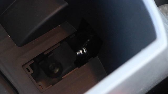 Hyundai i30 - Handbrake Adjustment смотреть онлайн