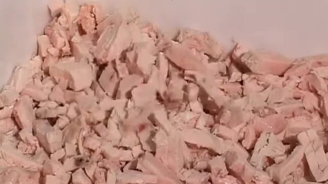 Отварная куриная грудка ломтиком 6x6x35 мм на многофункциональном аппарате Foodlogistik_ROVABO смотреть онлайн