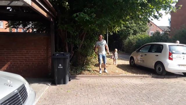 совершенно незнакомые люди с плохим отношением пришли за бесплатными орехами 😉😃came for free nuts смотреть онлайн