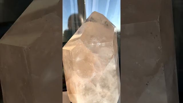 Большой приполированный кристалл полупрозрачного кварца. 4.71кг. Астафьевское м-е. смотреть онлайн