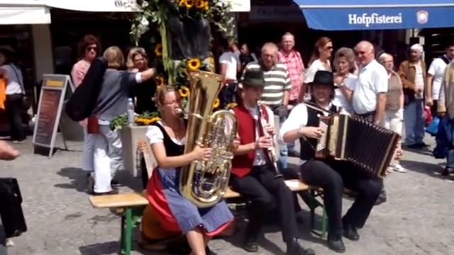 Traditional Bavarian Music, in Viktualienmarkt Munich смотреть онлайн