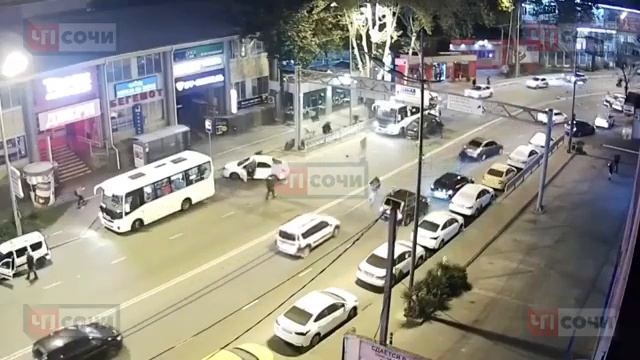 Момент лобового столкновения на улице Донской в Сочи смотреть онлайн