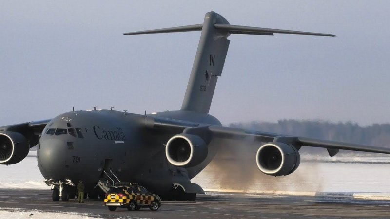 Winter start of engines of 4-engine aircraft Boeing CC-177 Globemaster of RCAF. My  #shorts