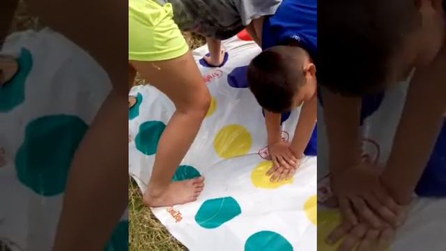 Играем в Твистер на природе ! смотреть онлайн