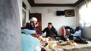 КАЛТАК БИЛАН УРАДИГОН ЭНАНИНГ/ТОБИ НЕГА ЙУК..ОХУНОВ ТВ