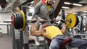 Очень эффективное упражнение для развития грудных мышц!  Жим штанги на наклонной скамье.