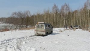 Делика L300 на тяжёлом весеннем снегу
