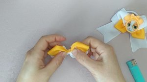 Бело-желтые бантики из репсовой ленты 4 см .