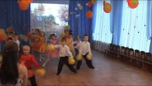 Танец с листьями помпонами