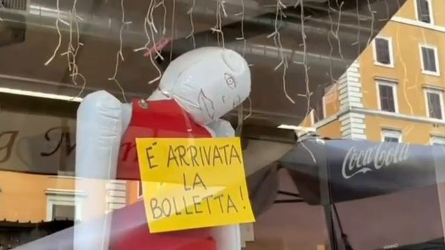 В витринах магазинов в Риме «повешенные» куклы с табличкой «Счет на коммуналку пришел»