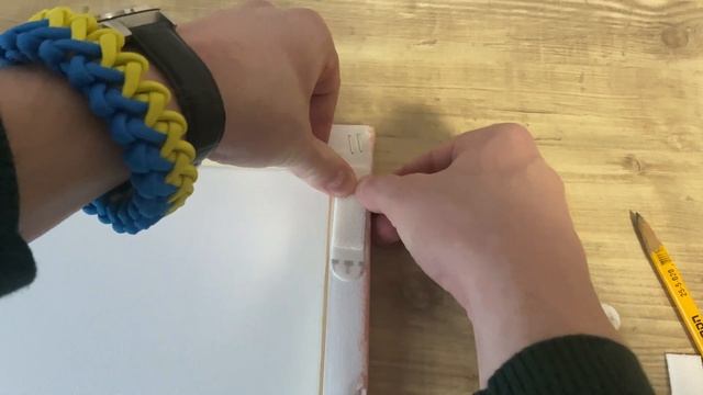 Как легко повесить картину на стену