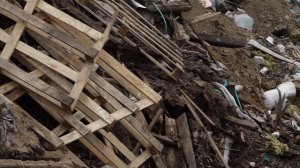 ТОННЫ МУСОРА ЗАКАПЫВАЮТ В ЗЕМЛЮ