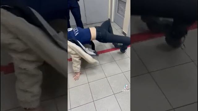 пьяные танцы в полицейском участке