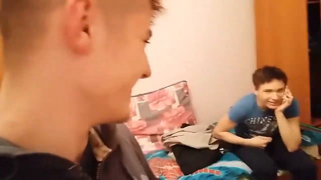 МЛАДШИЙ БРАТ ИЗБИВАЕТ СТАРШЕГО!!! смотреть онлайн