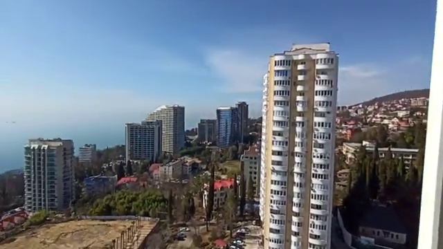 У самого известного проспекта Сочи расположен красавиц ЖК "Южное море", он возвышается как дворец.