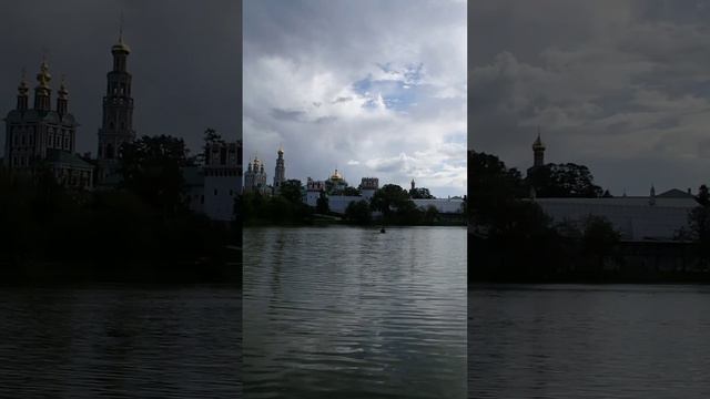 Новодевичий монастырь. Парк Новодевичьи пруды. Москва.