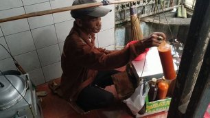 Покупка чуанки - вида уличной еды - у бродячего торговца