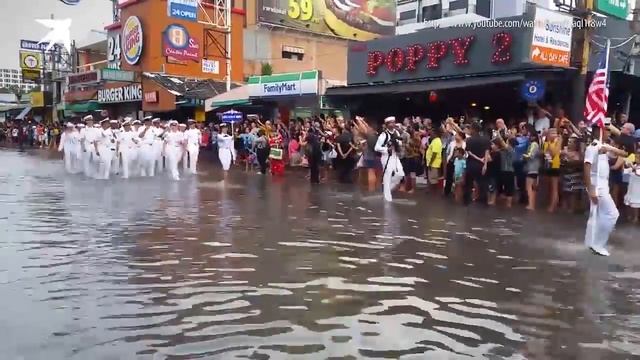 Российские моряки маршируют по щиколотку в воде на параде в Таиланде смотреть онлайн