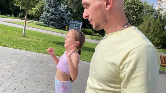 ВЛОГ Паша и его стрижка в Barbershop! Как Вам? Потеряли Софию в магазине! Прогулка по парку! смотреть онлайн