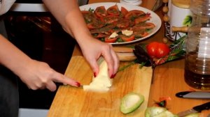 Салат с моцареллой ,помидорами и базиликом