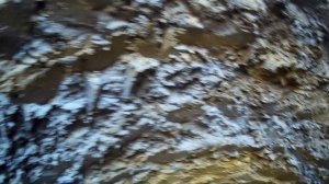 не понятная находка при копке колодца все дно блестит