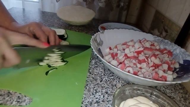 Недорогой и вкусный салат с крабовыми палочками