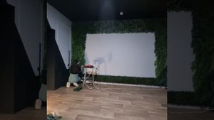 Озеленение стены искусственными растениями. Фитостена.