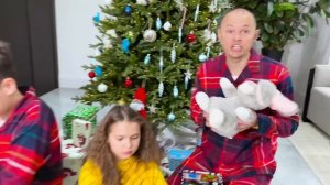 Распаковка рождественских подарков