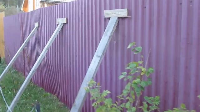 Как сделать устойчивым дачный забор? Всё очень просто .... смотреть онлайн