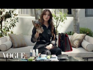 Что в сумке у Хейли Стайнфелд? | Vogue Россия