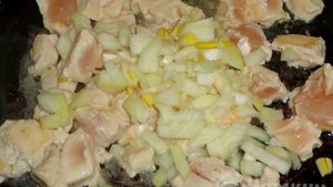 Булгур с курицей на сковороде