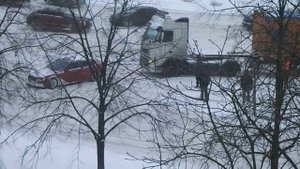 Парень на Audi вытаскивает фуру из снега
