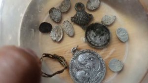 Чистка чешуи и серебряных  монет, с  помощью лимонной кислоты, 5мин держал и вот результат