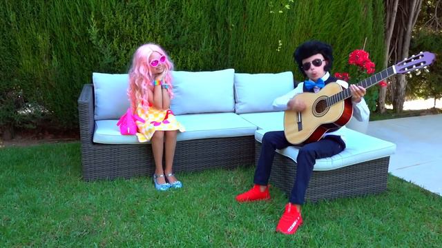 Alisa y amigos demuestran que el conocimiento en la escuela es lo más importante - cuento para nino смотреть онлайн