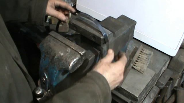 Изготовление накладных полиуретановых губок для слесарных тисков смотреть онлайн