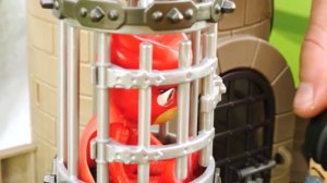 Видео про супергероев. Герои в Масках врываются в замок Ромео! Гекко и Кэтбой спасли Алетт из плена