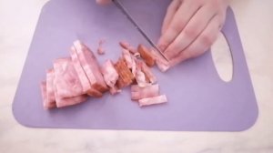 Салат с яичным блинчиком, колбасой и огурцом. Сытный и вкусный.