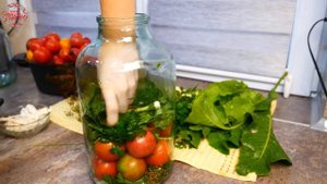 ЗИМОЙ ОБЛИЖЕШЬ ПАЛЬЧИКИ!!!БАБУШКА РАССКАЗАЛА САМЫЙ ВКУСНЫЙ РЕЦЕПТ КВАШЕНЫХ ПОМИДОР НА ЗИМУ!