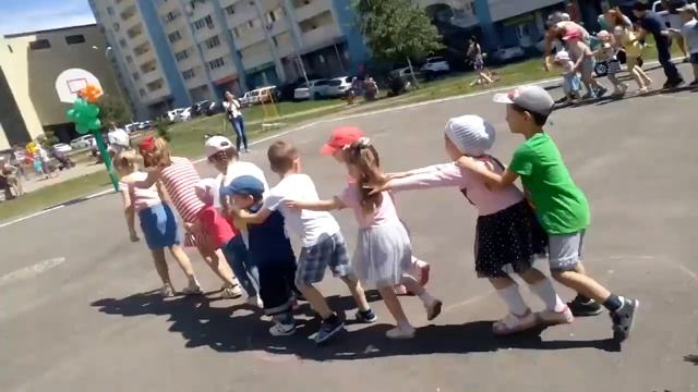 Детский праздник (игра в сороконожку) часть 2 смотреть онлайн