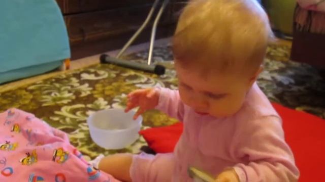 Соня грызет крышечку от Фрутоняни смотреть онлайн