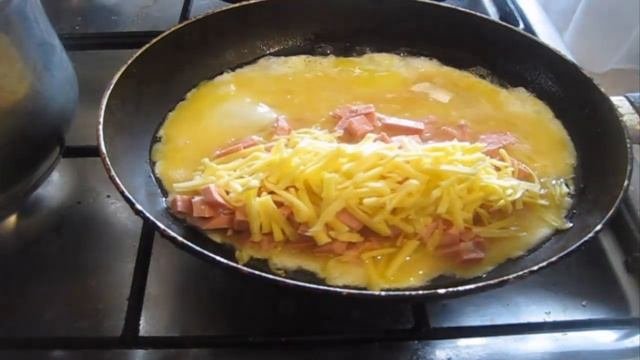 Омлет с колбасой и сыром