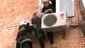 97 летняя Бабушка чуть не упала из окна