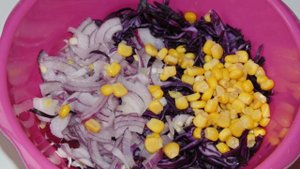 Салат из красной капусты с красным луком и кукурузой