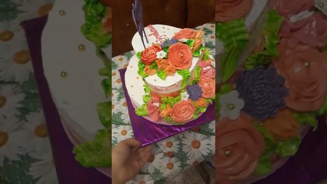Двухъярусный торт на день рождения. Украшение торта белково-заварным кремом.